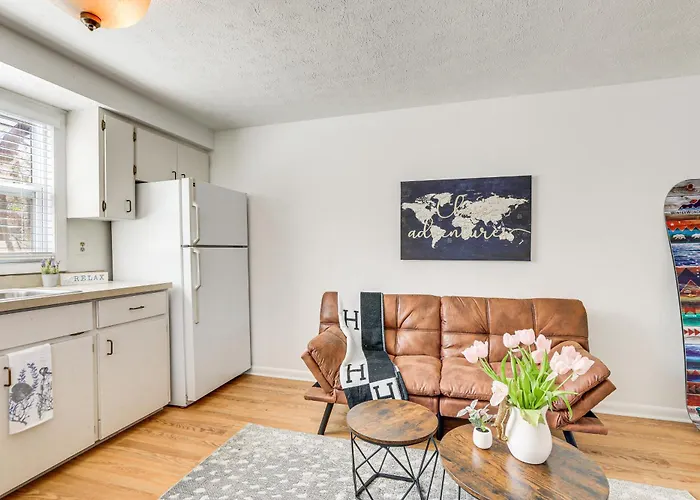 Inviting Sarasota Cottage 5 Mi To Beach Access!