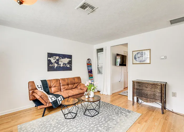 Inviting Sarasota Cottage 5 Mi To Beach Access!